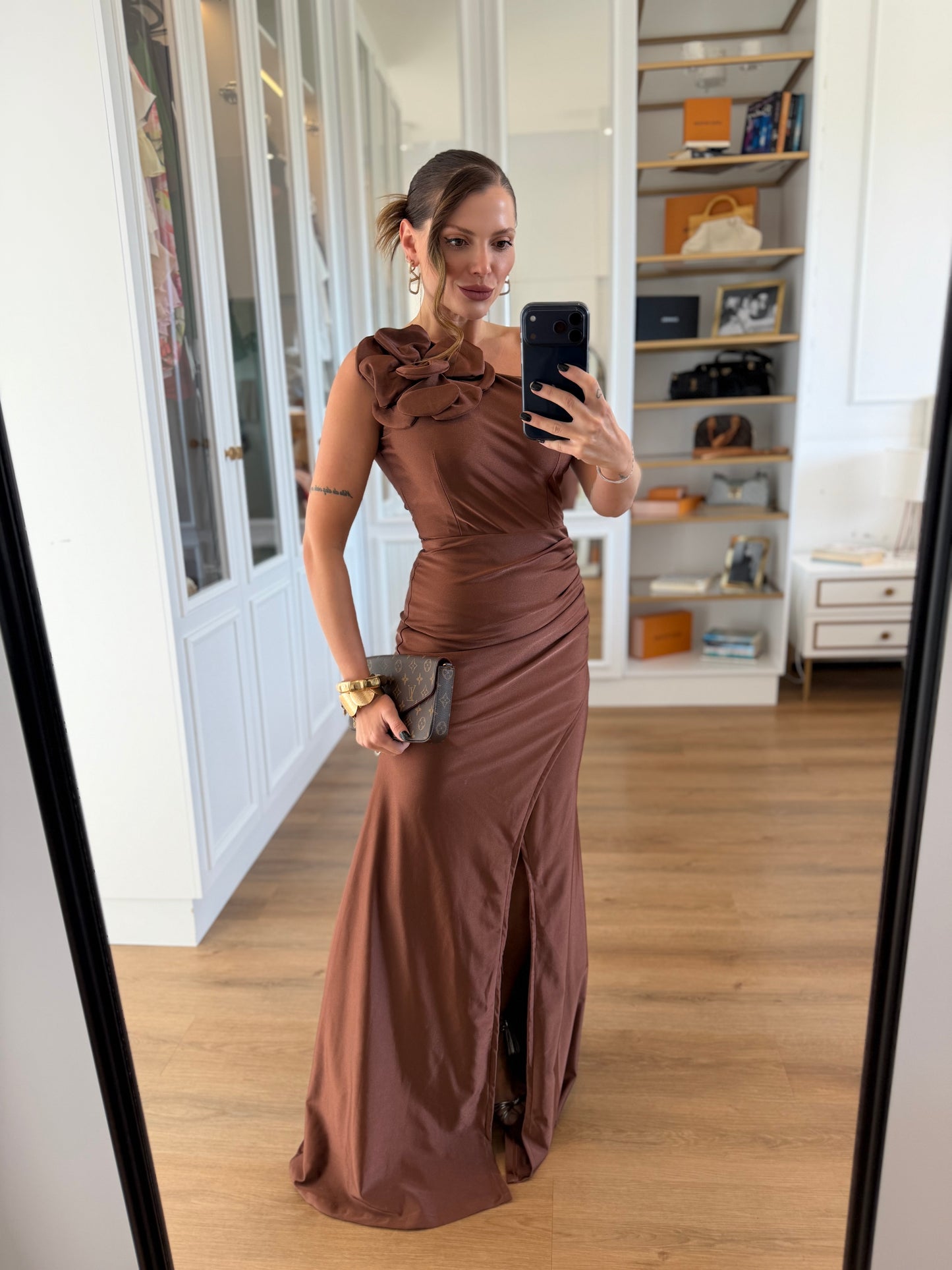 Vestido Longo Um Ombro Só com Flor e Fenda Frontal