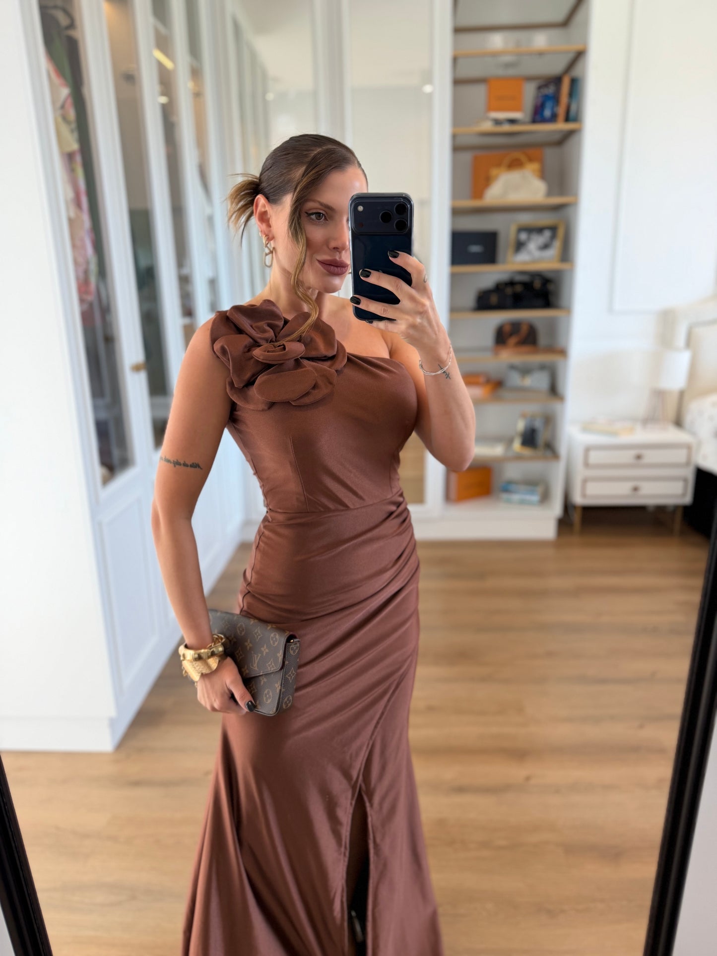 Vestido Longo Um Ombro Só com Flor e Fenda Frontal
