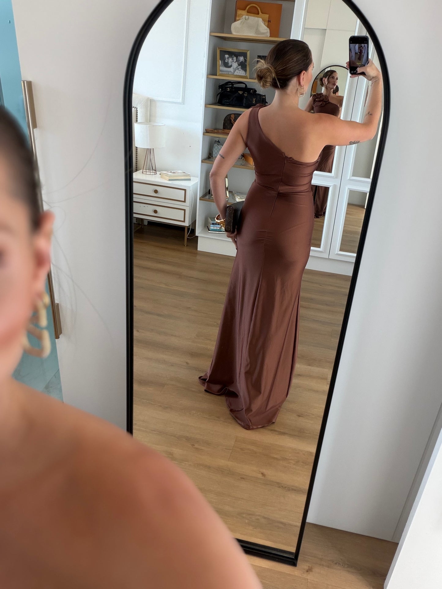 Vestido Longo Um Ombro Só com Flor e Fenda Frontal