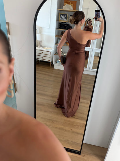 Vestido Longo Um Ombro Só com Flor e Fenda Frontal
