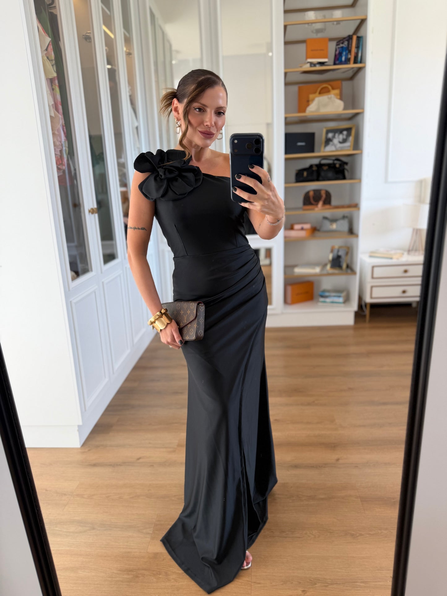 Vestido Longo Um Ombro Só com Flor e Fenda Frontal