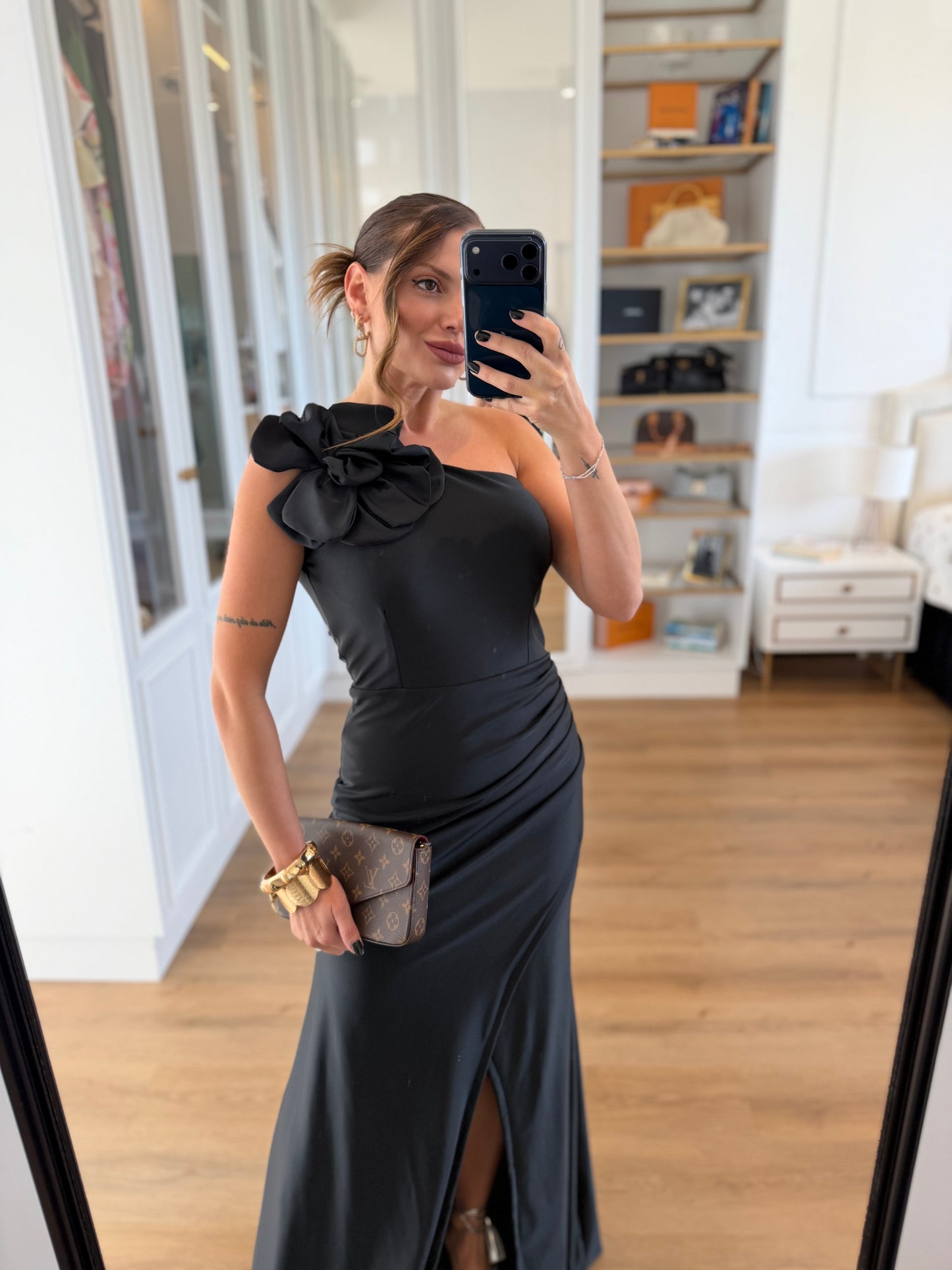 Vestido Longo Um Ombro Só com Flor e Fenda Frontal