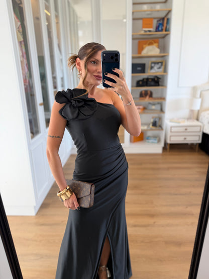 Vestido Longo Um Ombro Só com Flor e Fenda Frontal