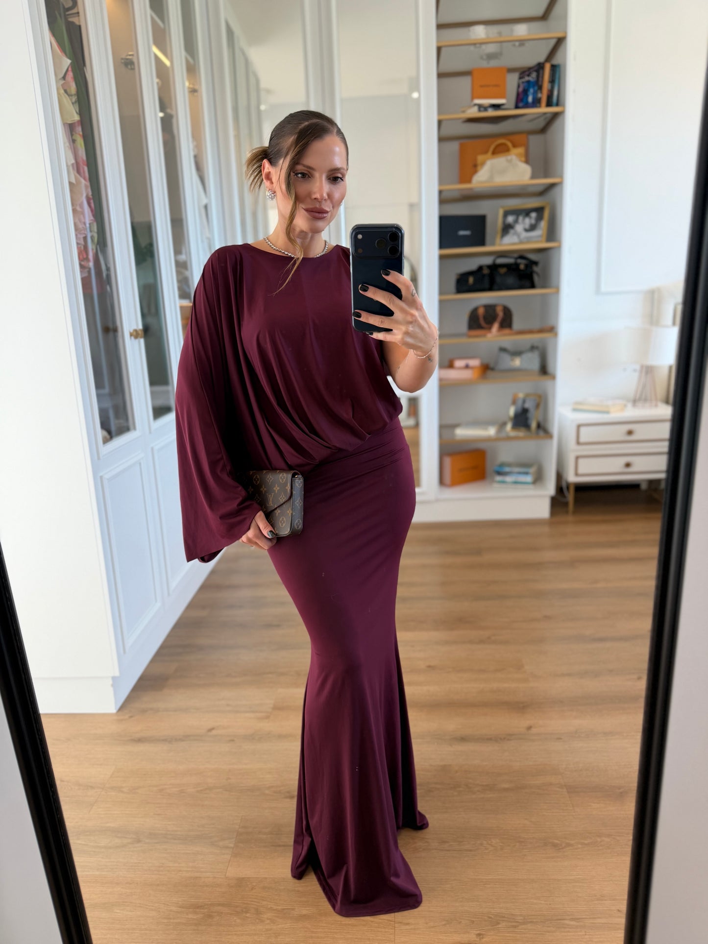 Vestido Fernanda Longo Elegante com Manga Assimétrica