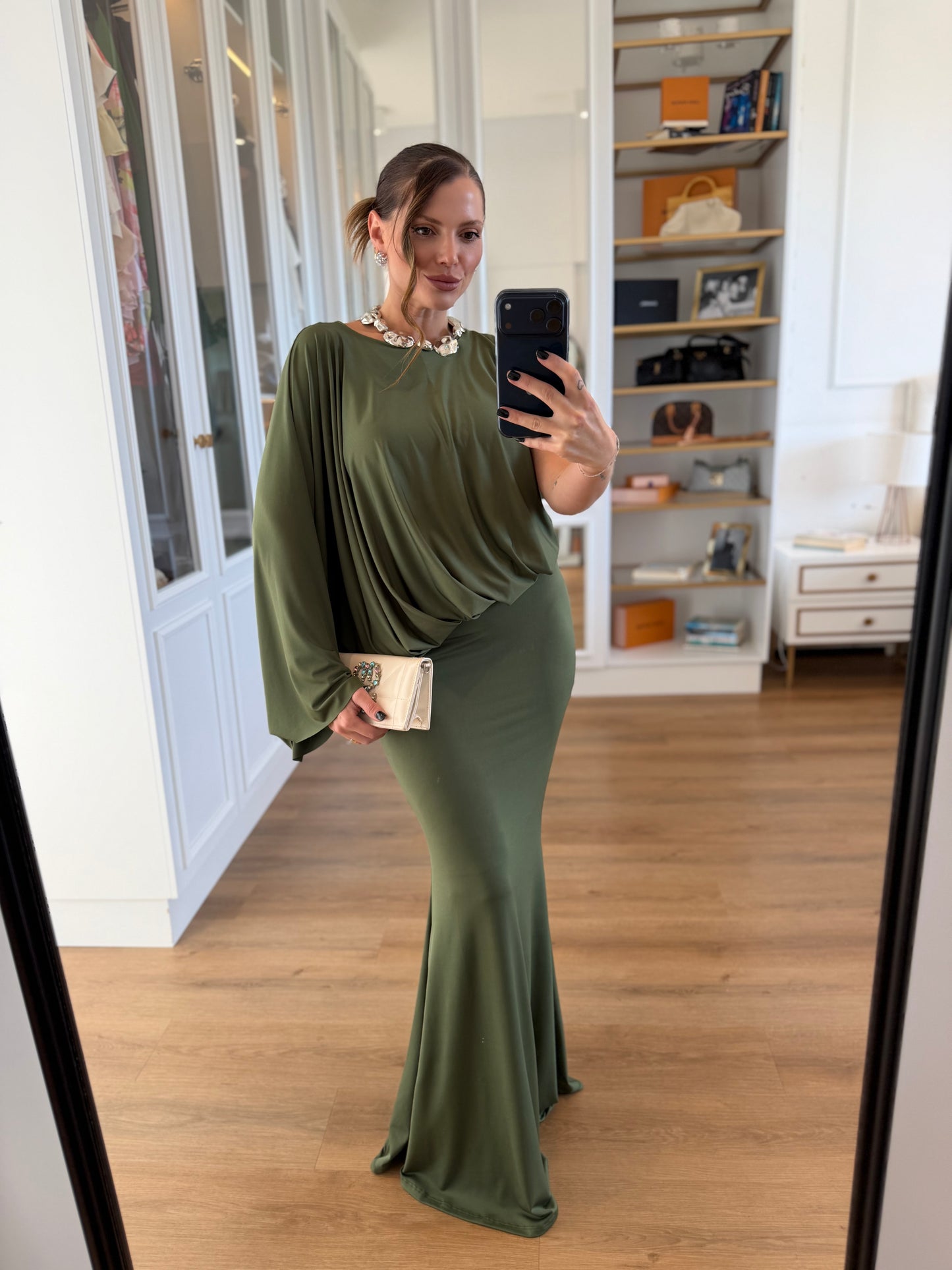 Vestido Fernanda Longo Elegante com Manga Assimétrica