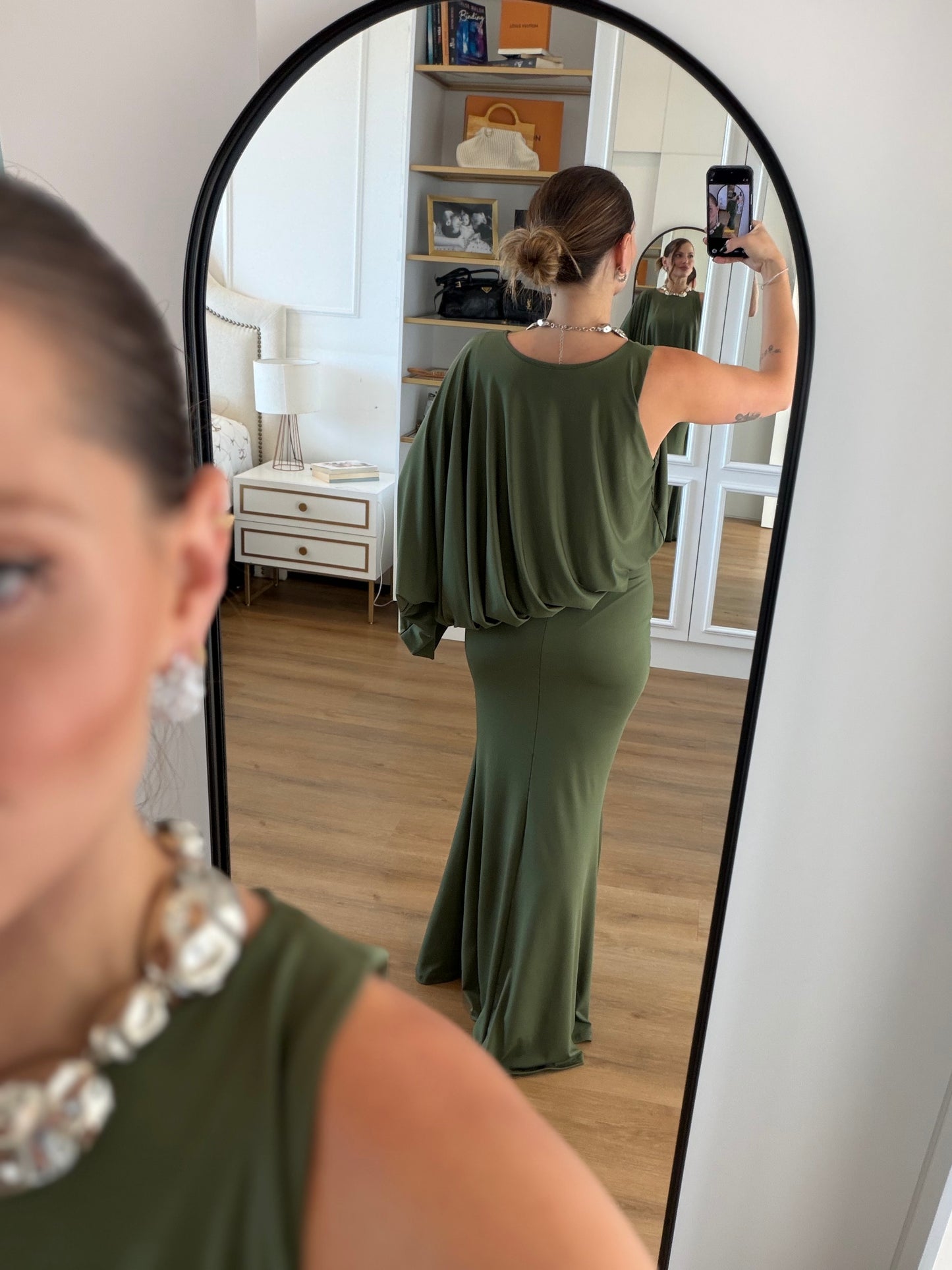 Vestido Fernanda Longo Elegante com Manga Assimétrica