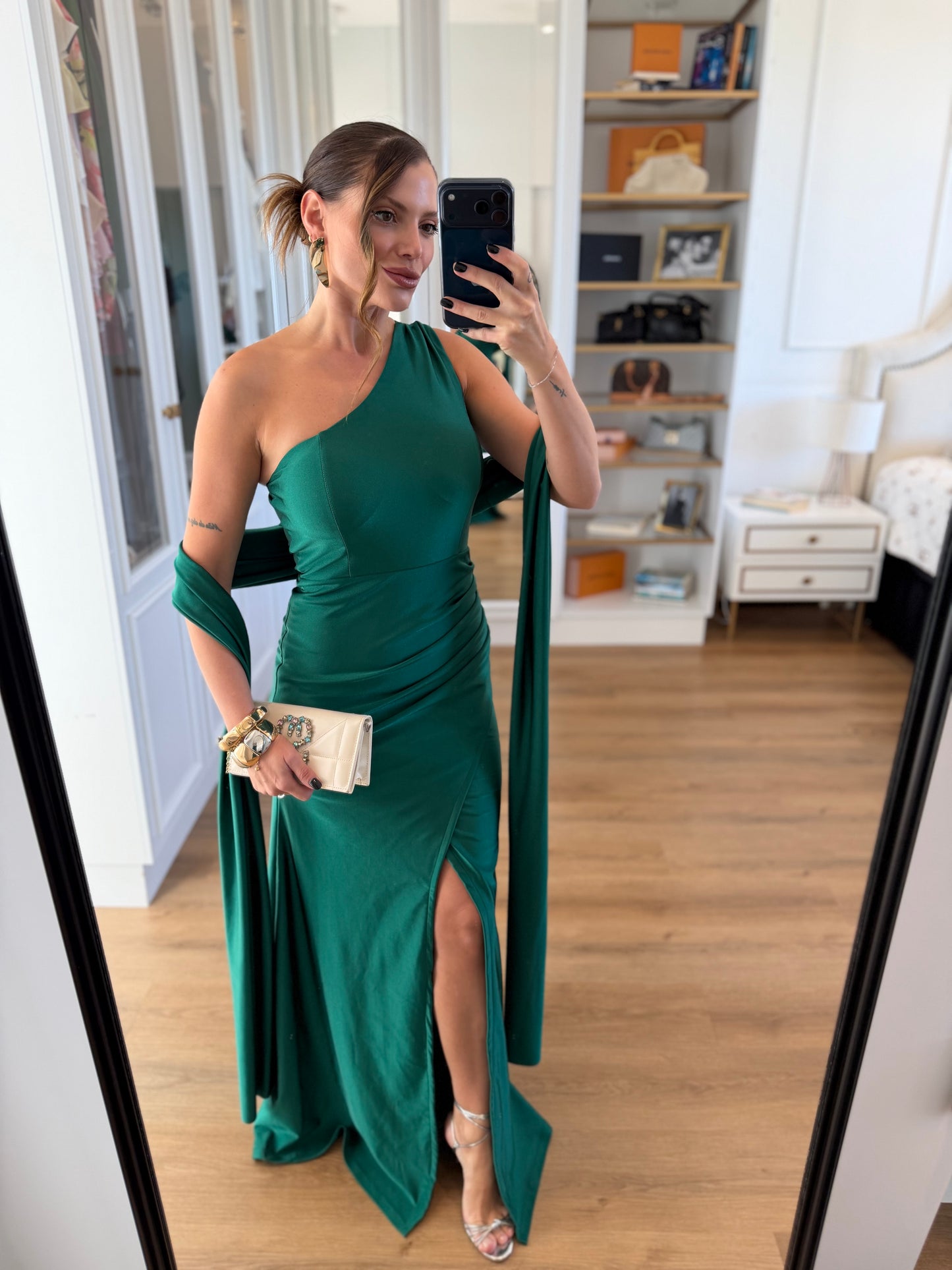 Vestido Longo Elegante com Fenda e Detalhe de Faixa