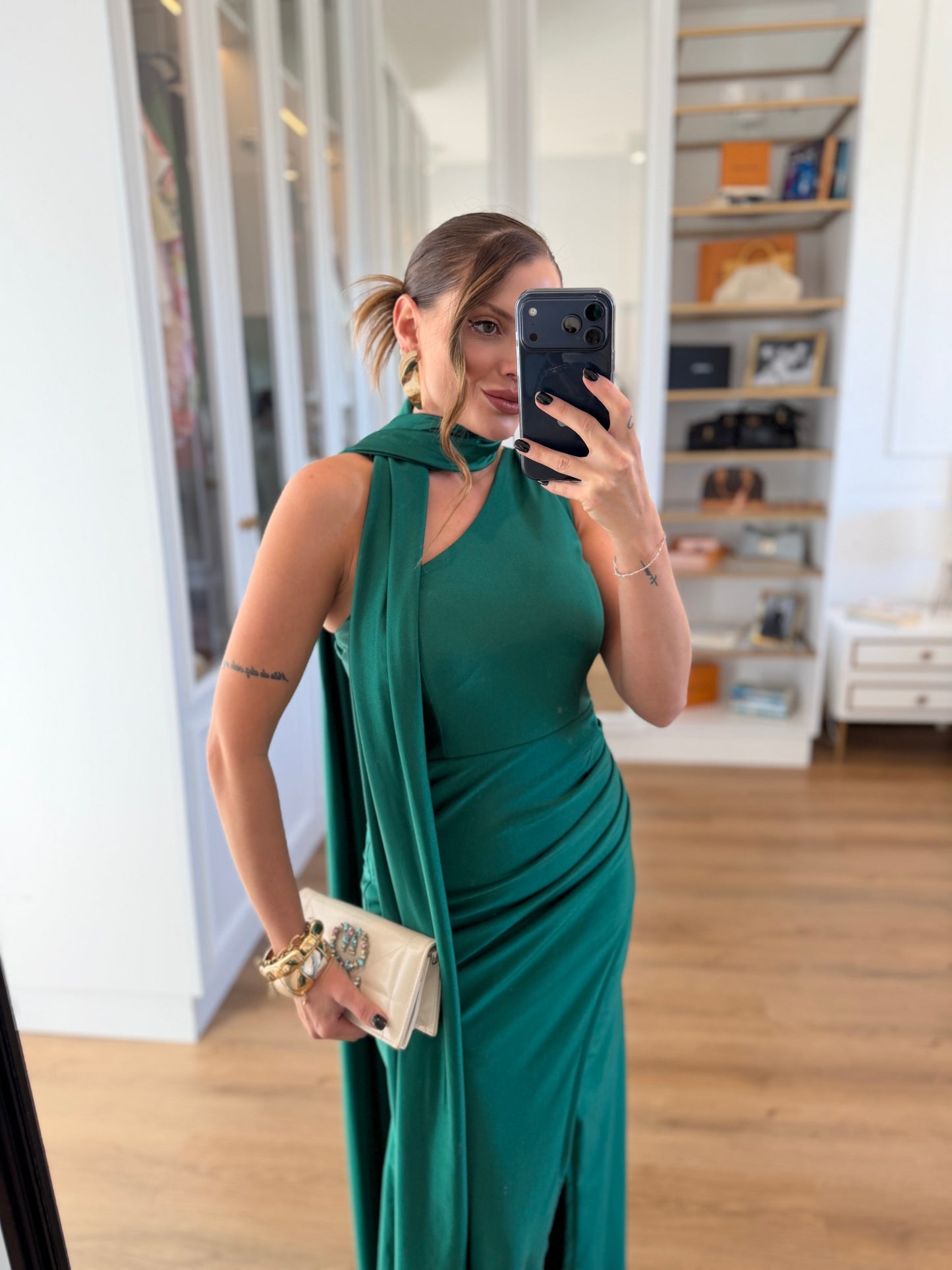 Vestido Longo Elegante com Fenda e Detalhe de Faixa