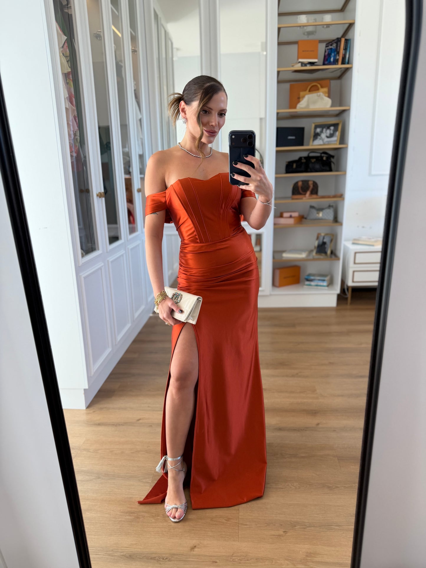 Vestido Longo Ombro a Ombro com Corselet e Fenda