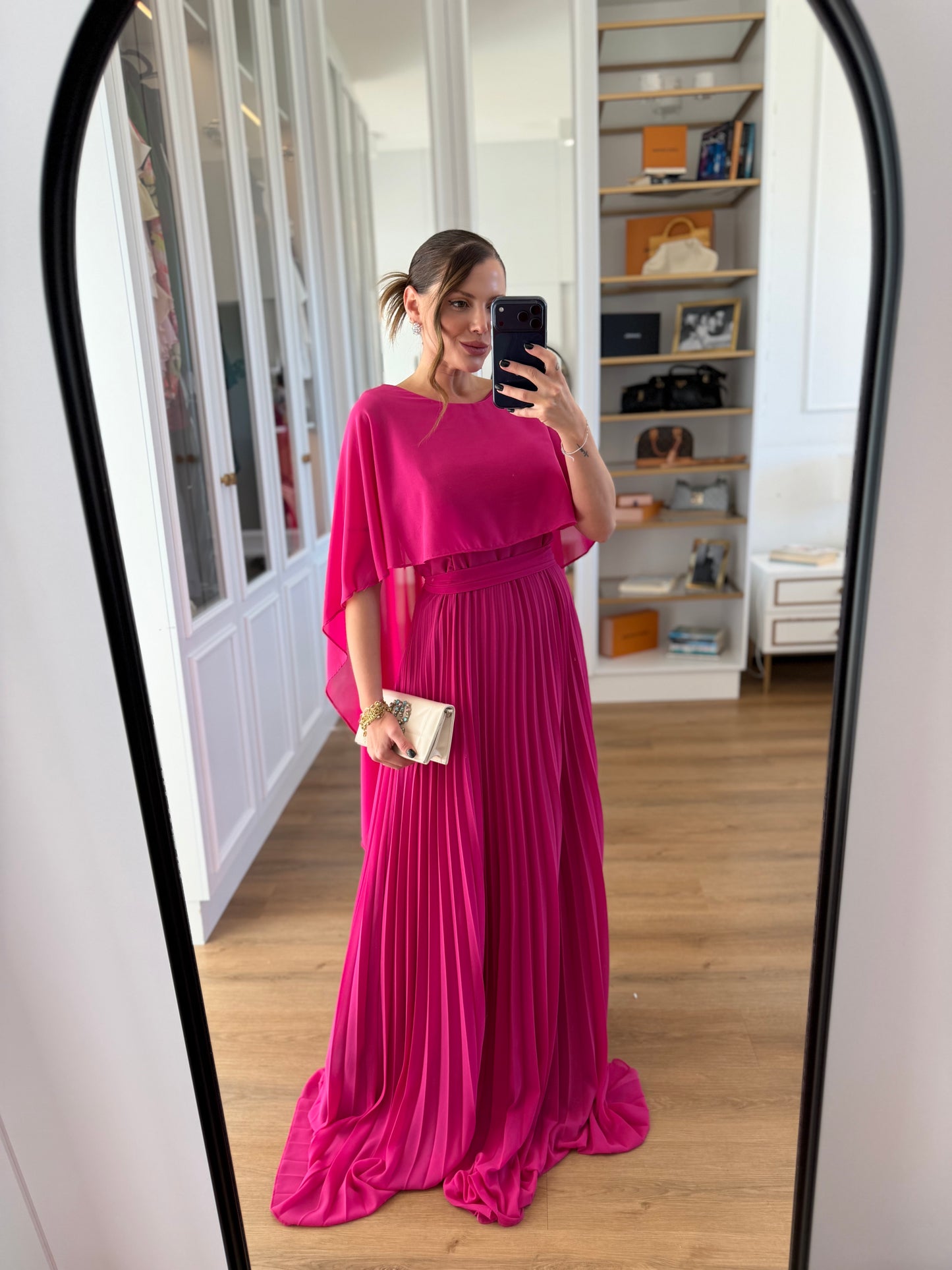 Vestido Longo com capa e Saia Plissada