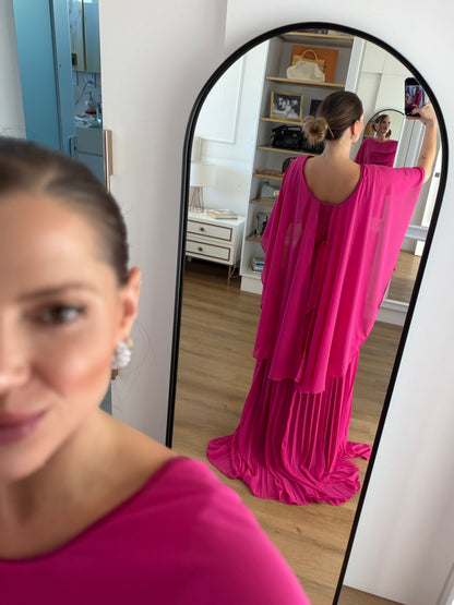 Vestido Longo com capa e Saia Plissada