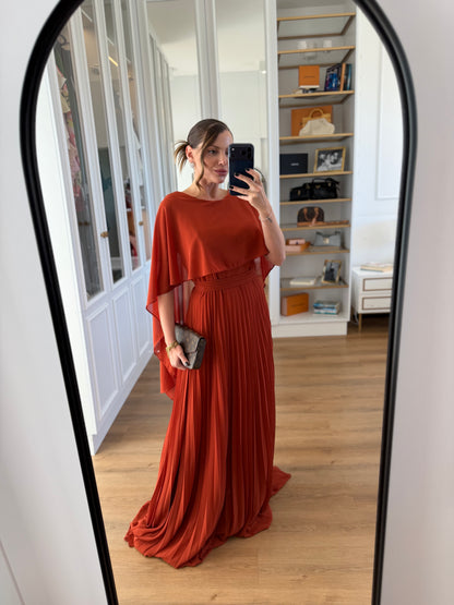 Vestido Longo com capa e Saia Plissada