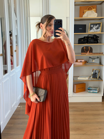 Vestido Longo com capa e Saia Plissada