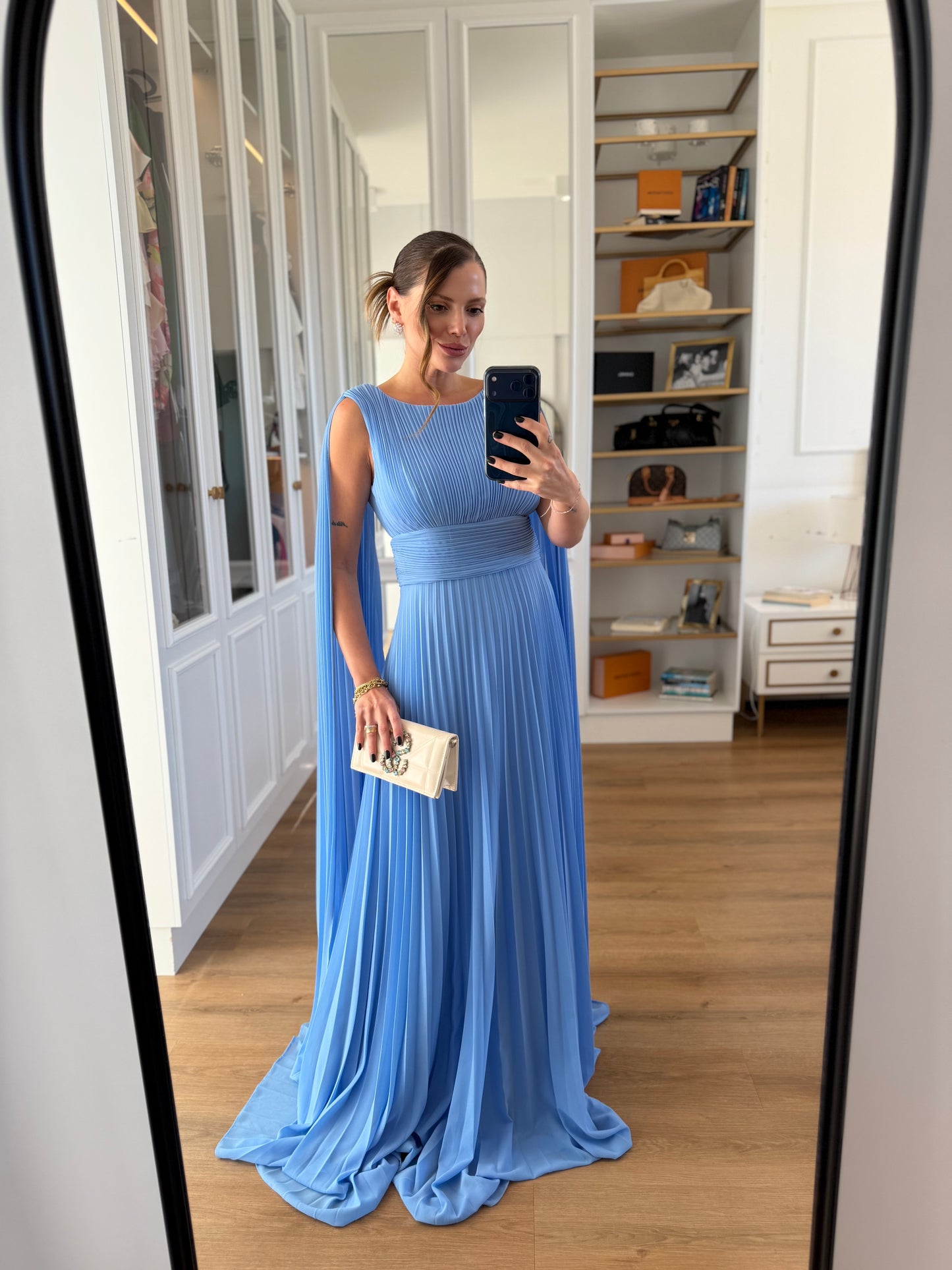 Vestido Longo Plissado com Manga Capa e Caimento Fluido