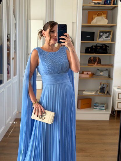 Vestido Longo Plissado com Manga Capa e Caimento Fluido