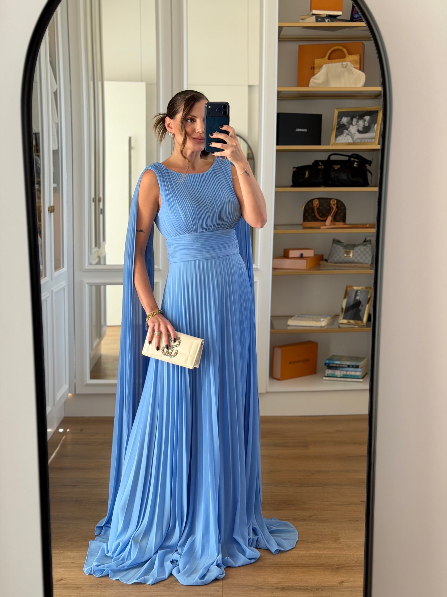 Vestido Longo Plissado com Manga Capa e Caimento Fluido