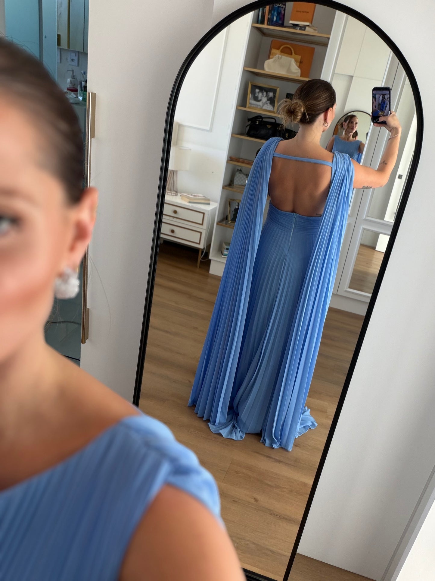 Vestido Longo Plissado com Manga Capa e Caimento Fluido