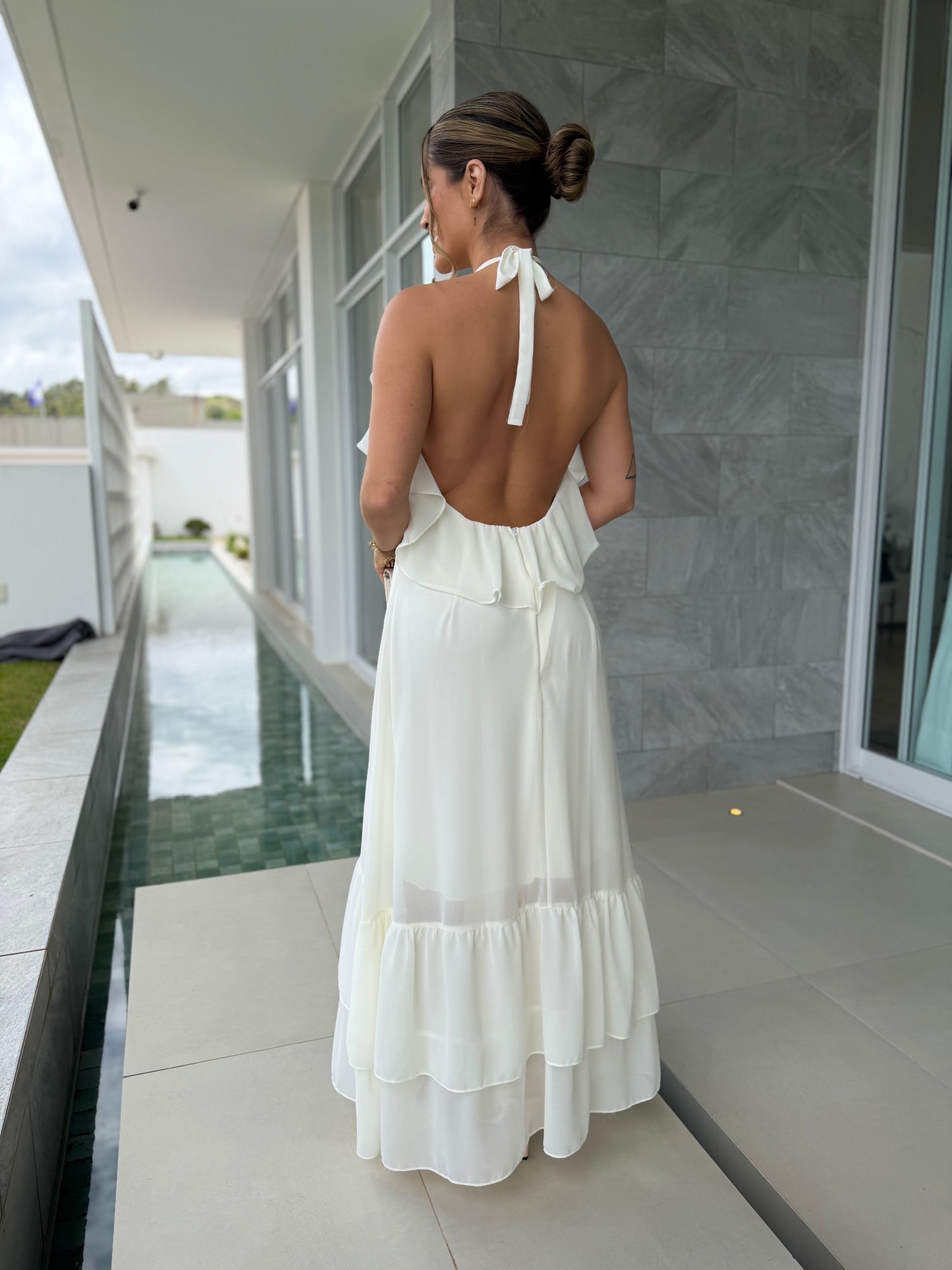 Vestido Longo Fluido com Babados e Alças Halter