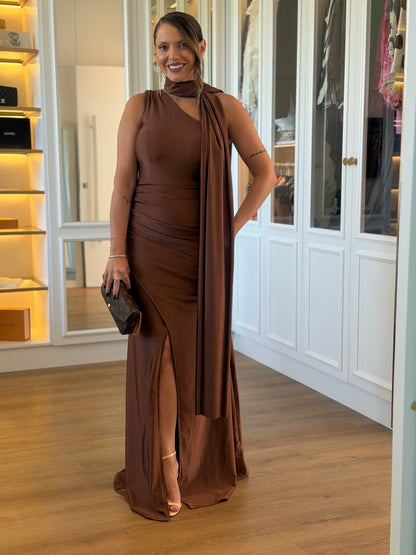 Vestido Longo Elegante com Fenda e Detalhe de Faixa