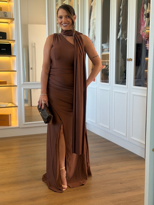 Vestido Longo Elegante com Fenda e Detalhe de Faixa