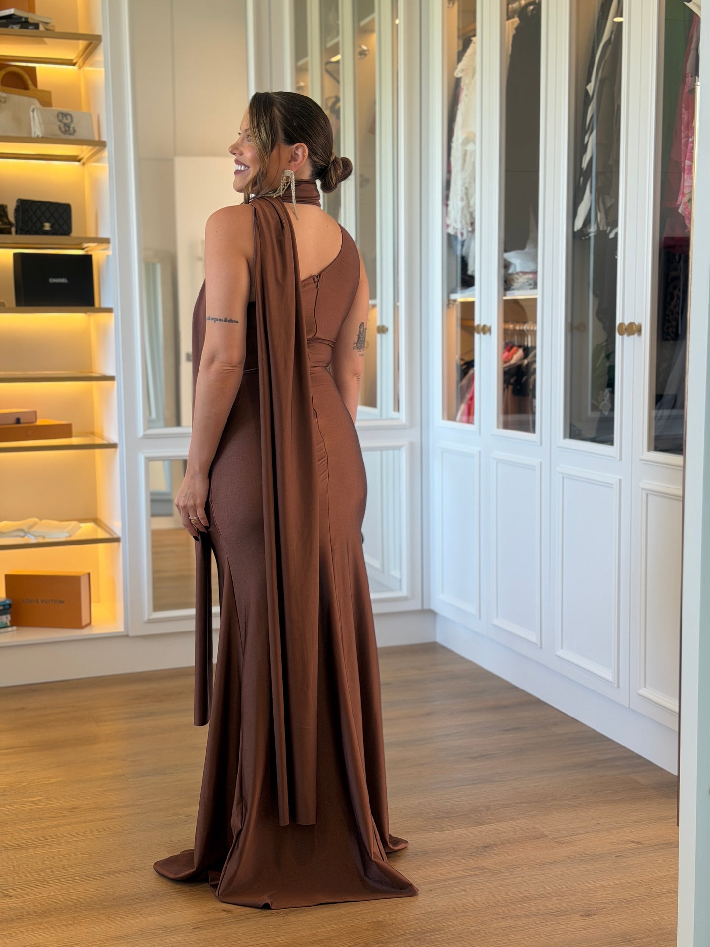 Vestido Longo Elegante com Fenda e Detalhe de Faixa