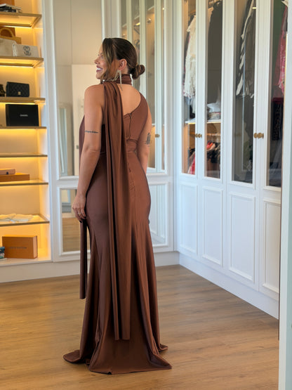 Vestido Longo Elegante com Fenda e Detalhe de Faixa