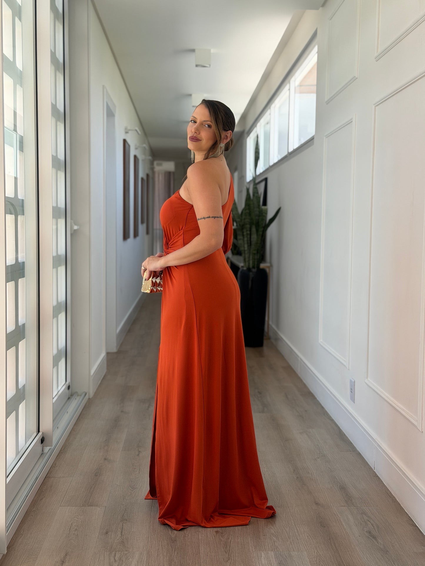 Vestido Karina Um Ombro Só com Manga longa