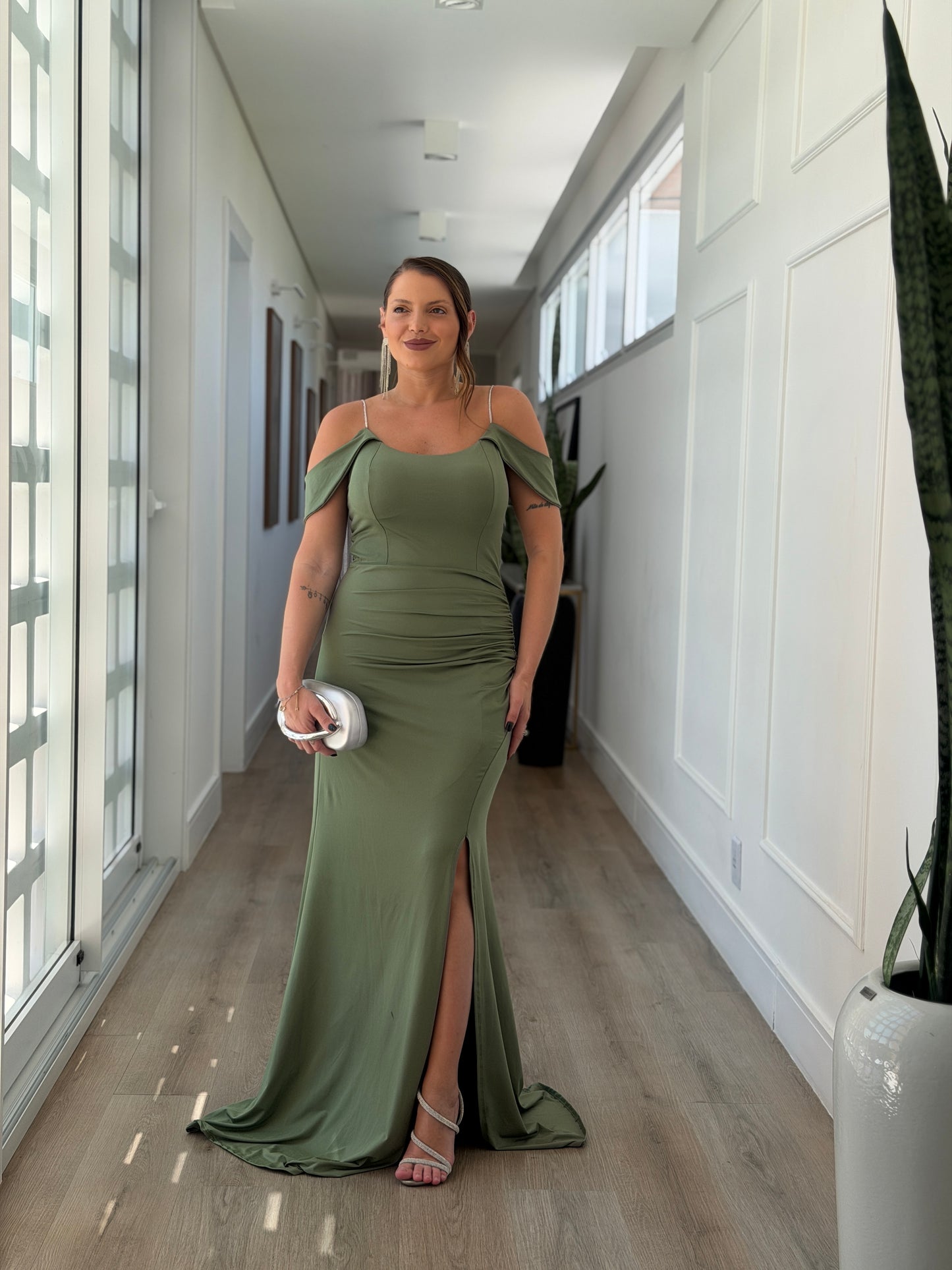 Vestido com Fenda e Manga Ombro a Ombro