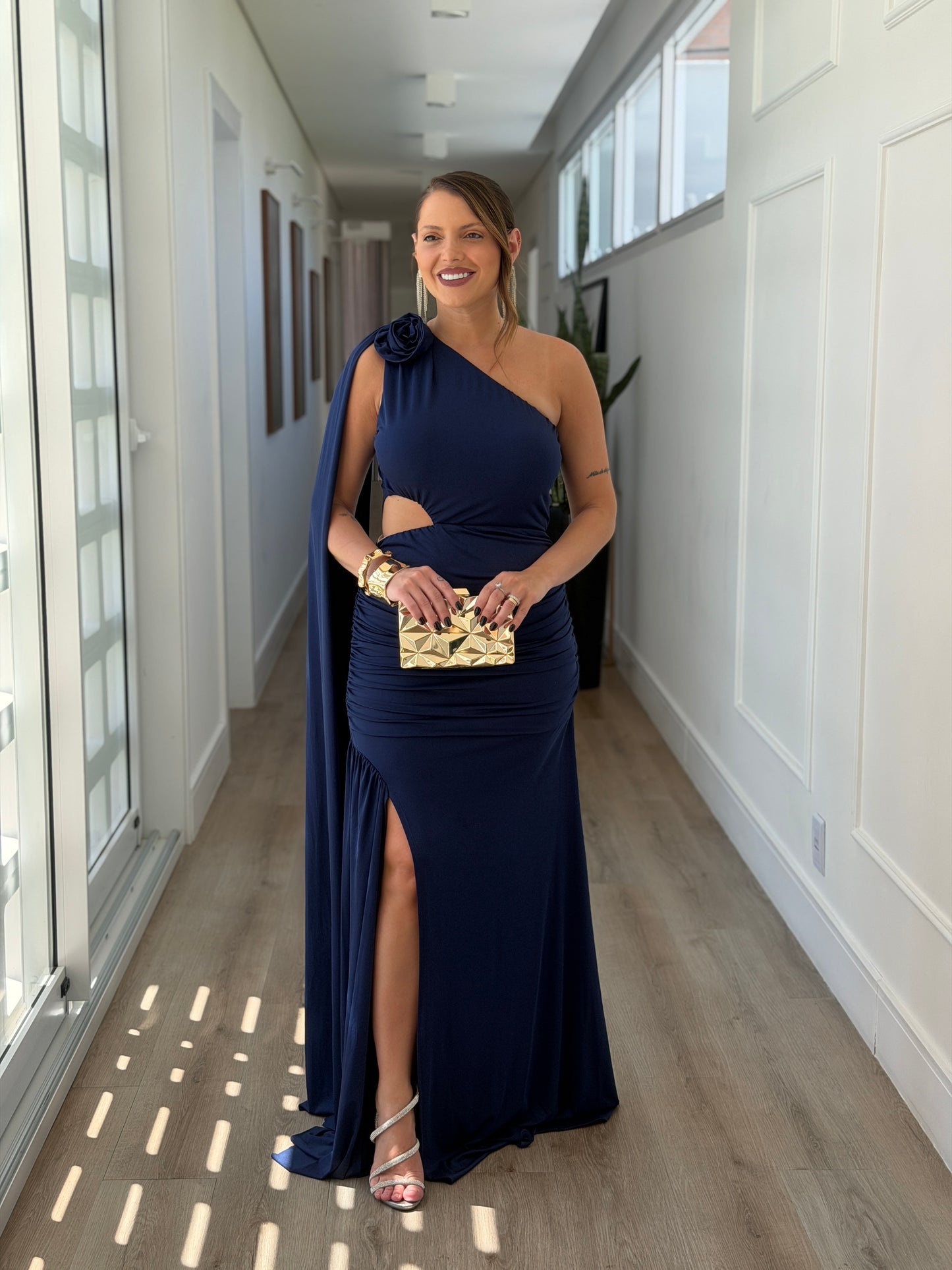 Vestido Um Ombro Só com Fenda e Detalhe Flor