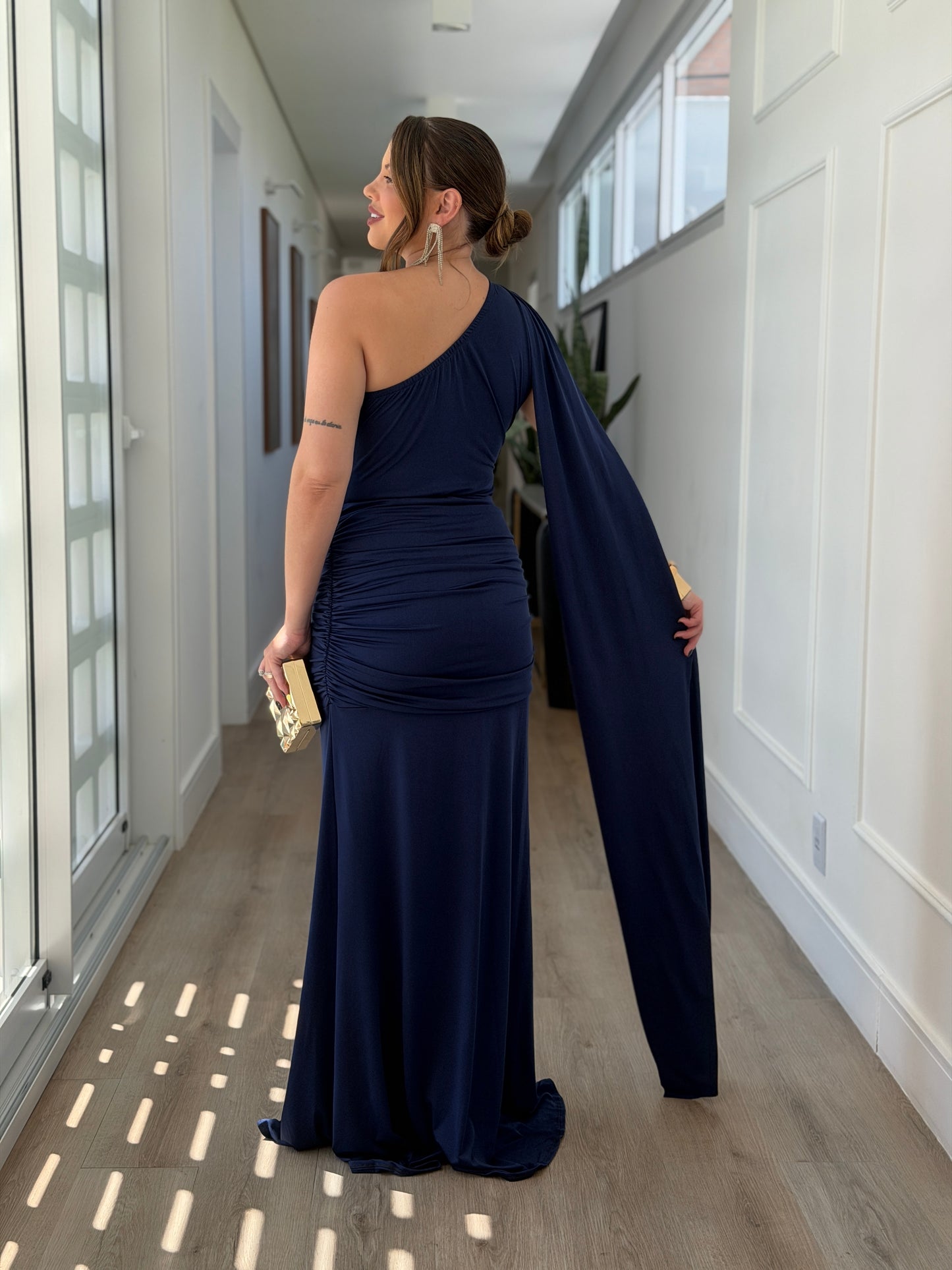 Vestido Um Ombro Só com Fenda e Detalhe Flor