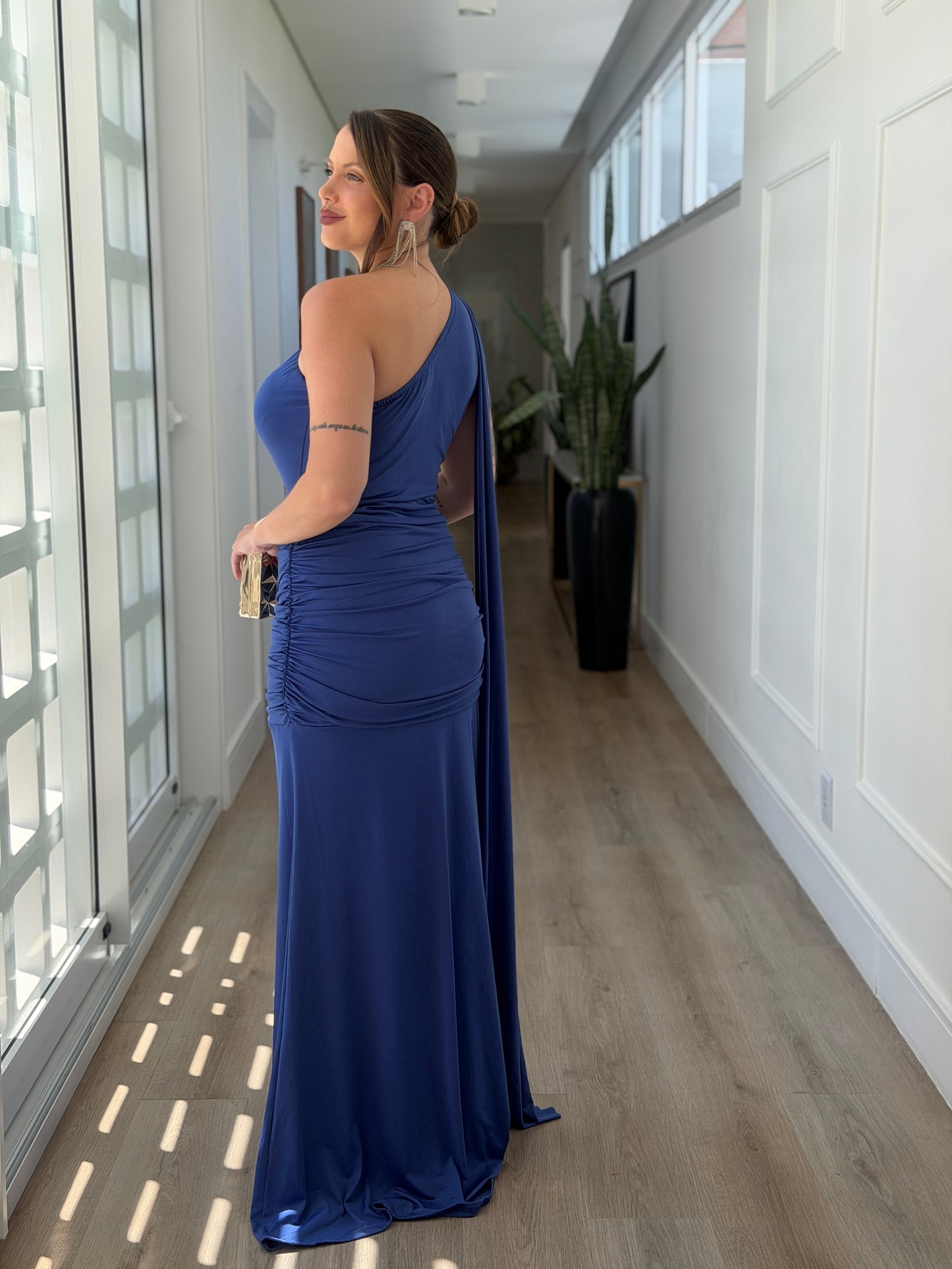 Vestido Um Ombro Só com Fenda e Detalhe Flor