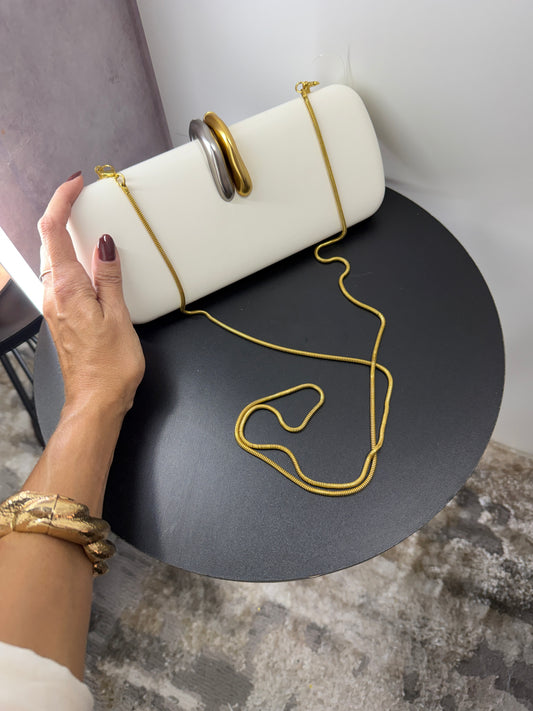 Bolsa Clutch Minimalista Off White com Alça de Corrente e Fecho Metálico