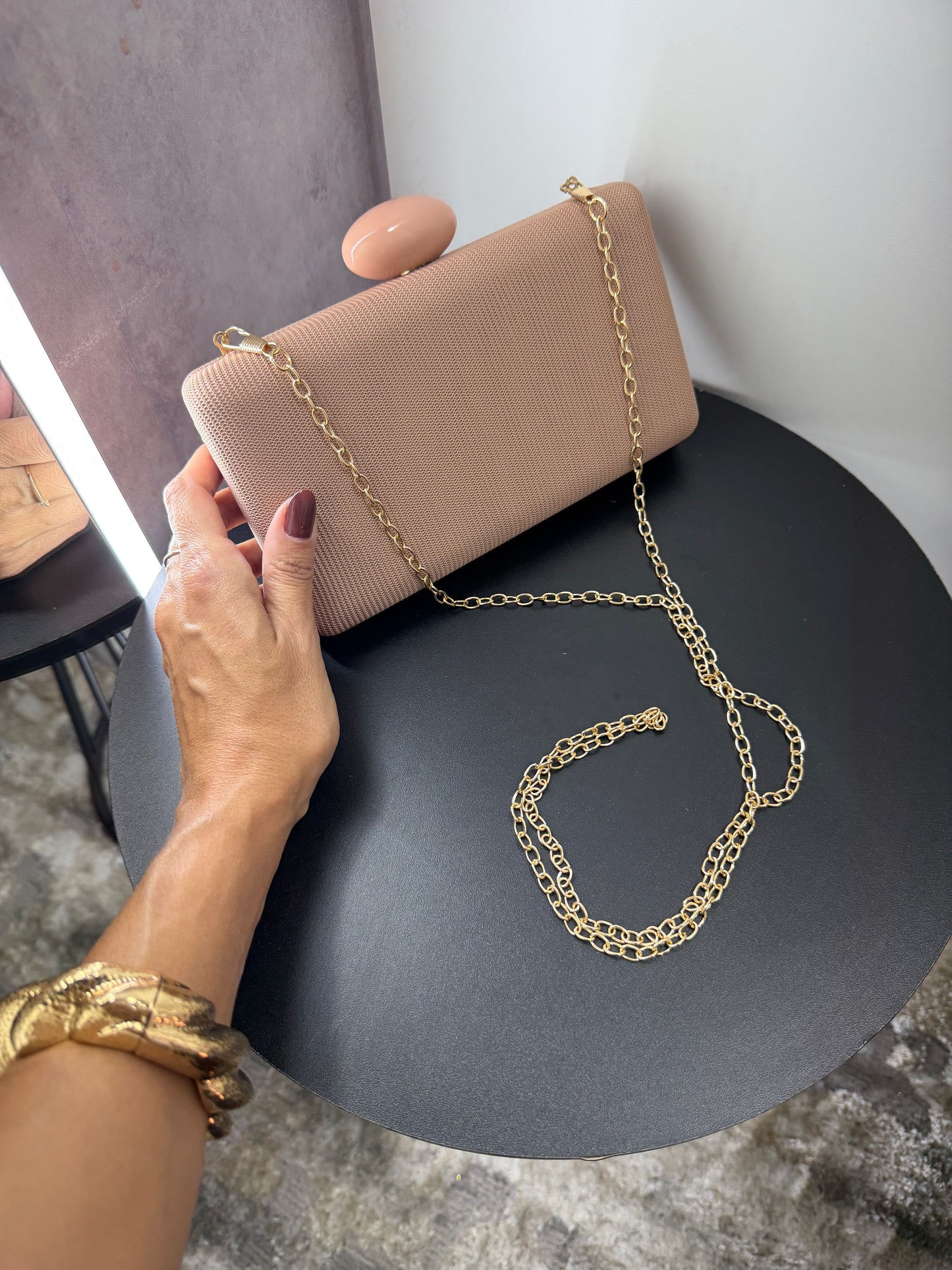 Bolsa Clutch Nude Texturizada com Fecho Oval e Alça de Corrente