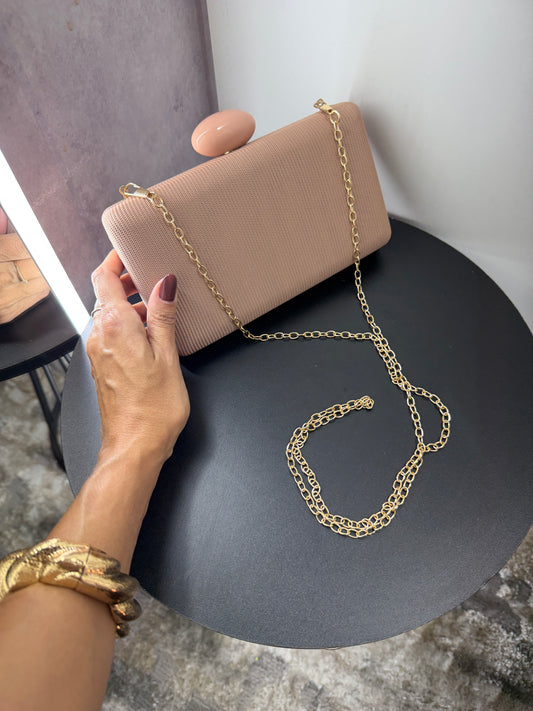 Bolsa Clutch Nude Texturizada com Fecho Oval e Alça de Corrente