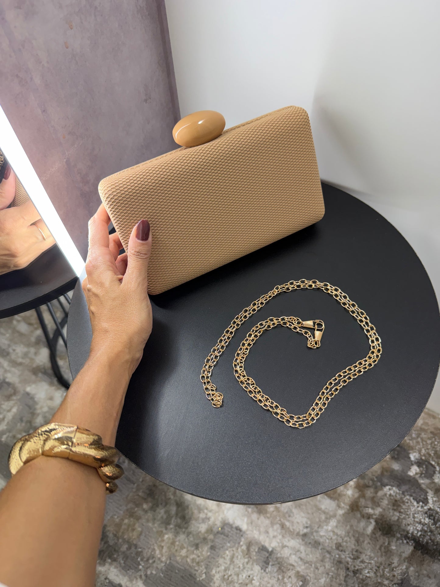 Clutch Rígida Texturizada Nude com Fecho Acrílico e Alça de Corrente Dourada