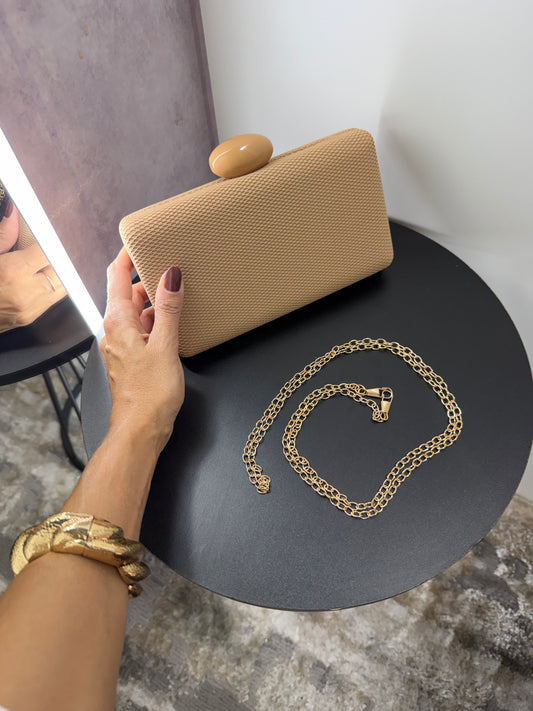 Clutch Rígida Texturizada Nude com Fecho Acrílico e Alça de Corrente Dourada