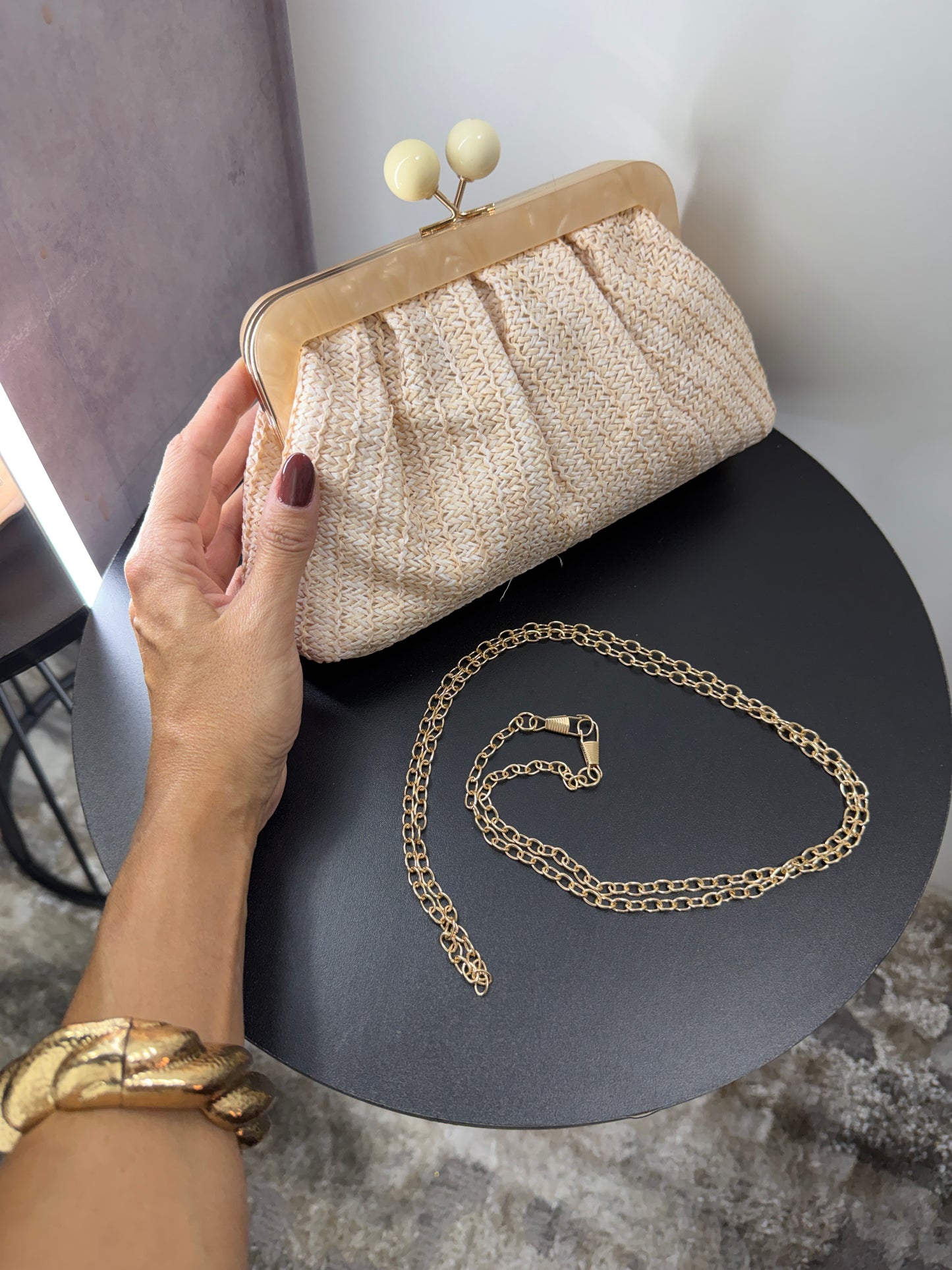 Clutch Palha Plissada com Fecho Esférico e Alça de Corrente Dourada