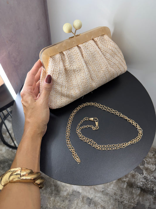 Clutch Palha Plissada com Fecho Esférico e Alça de Corrente Dourada