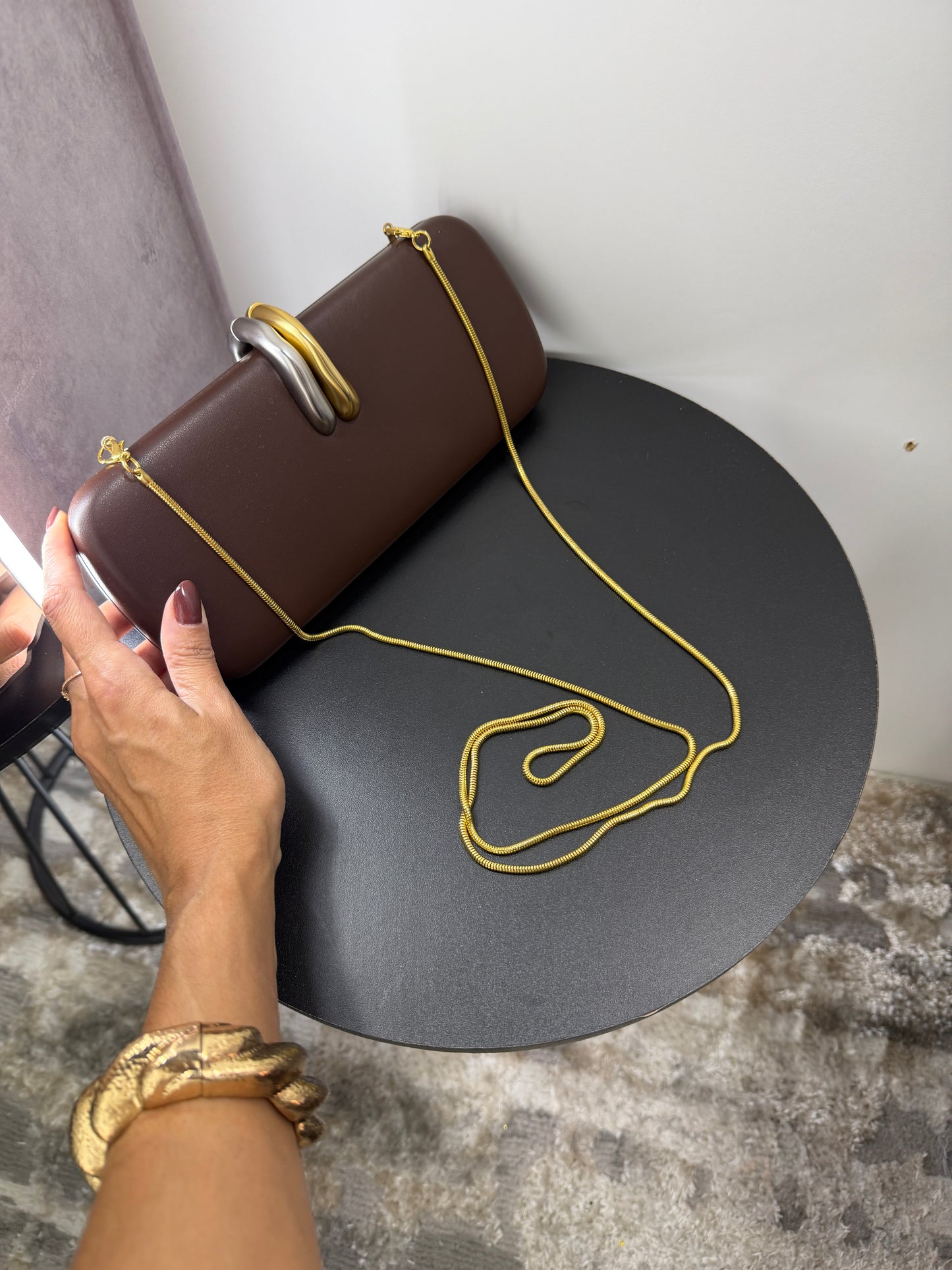 Bolsa Clutch Elegante Marrom com Alça de Corrente Dourada