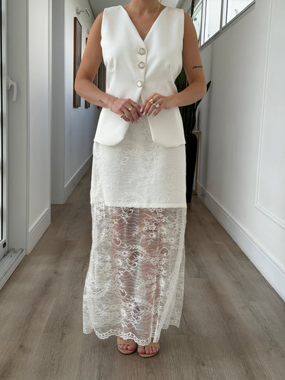 Conjunto Elegance com Colete Alfaiataria e Saia Midi em Renda