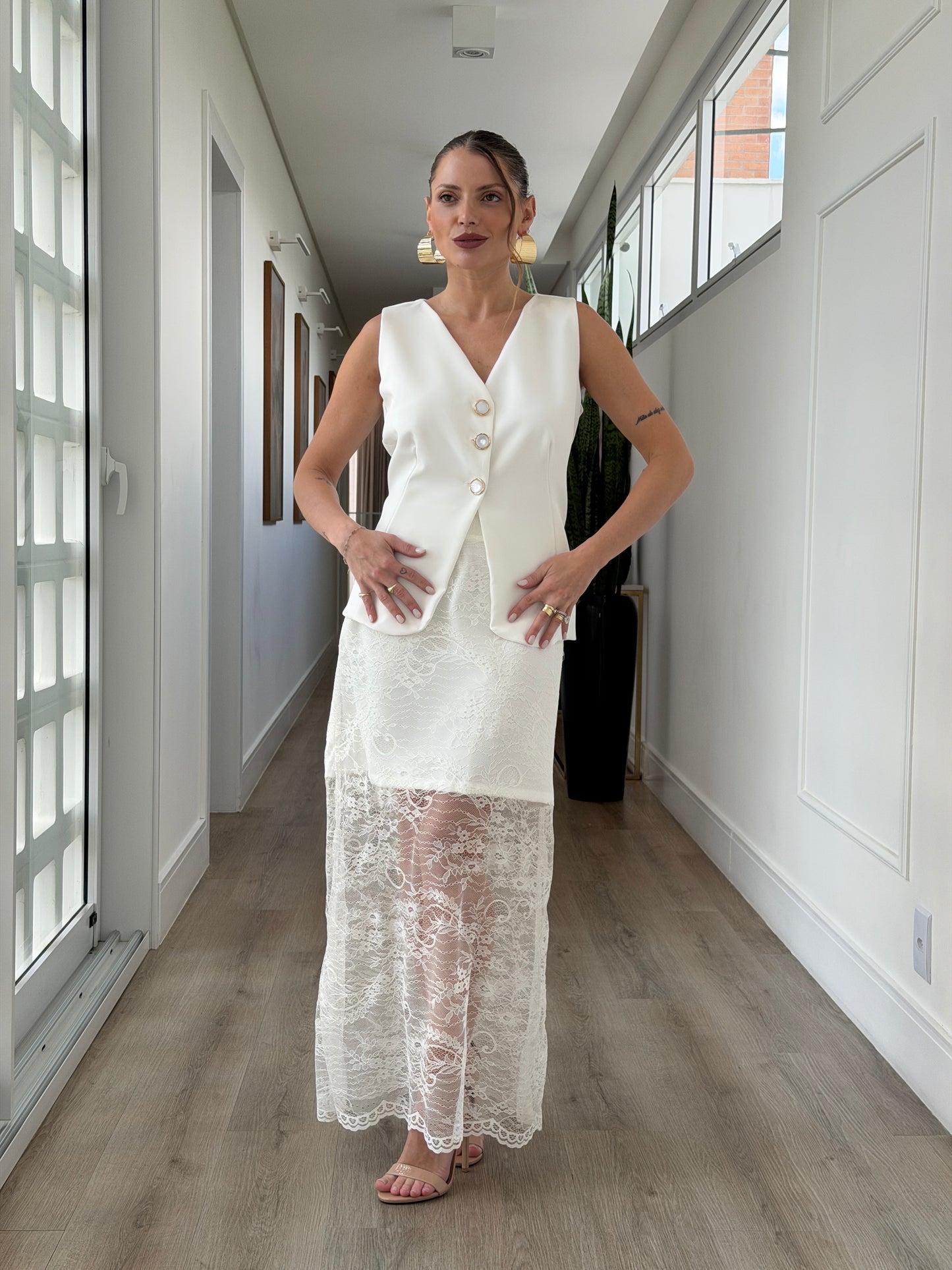 Conjunto Elegance com Colete Alfaiataria e Saia Midi em Renda