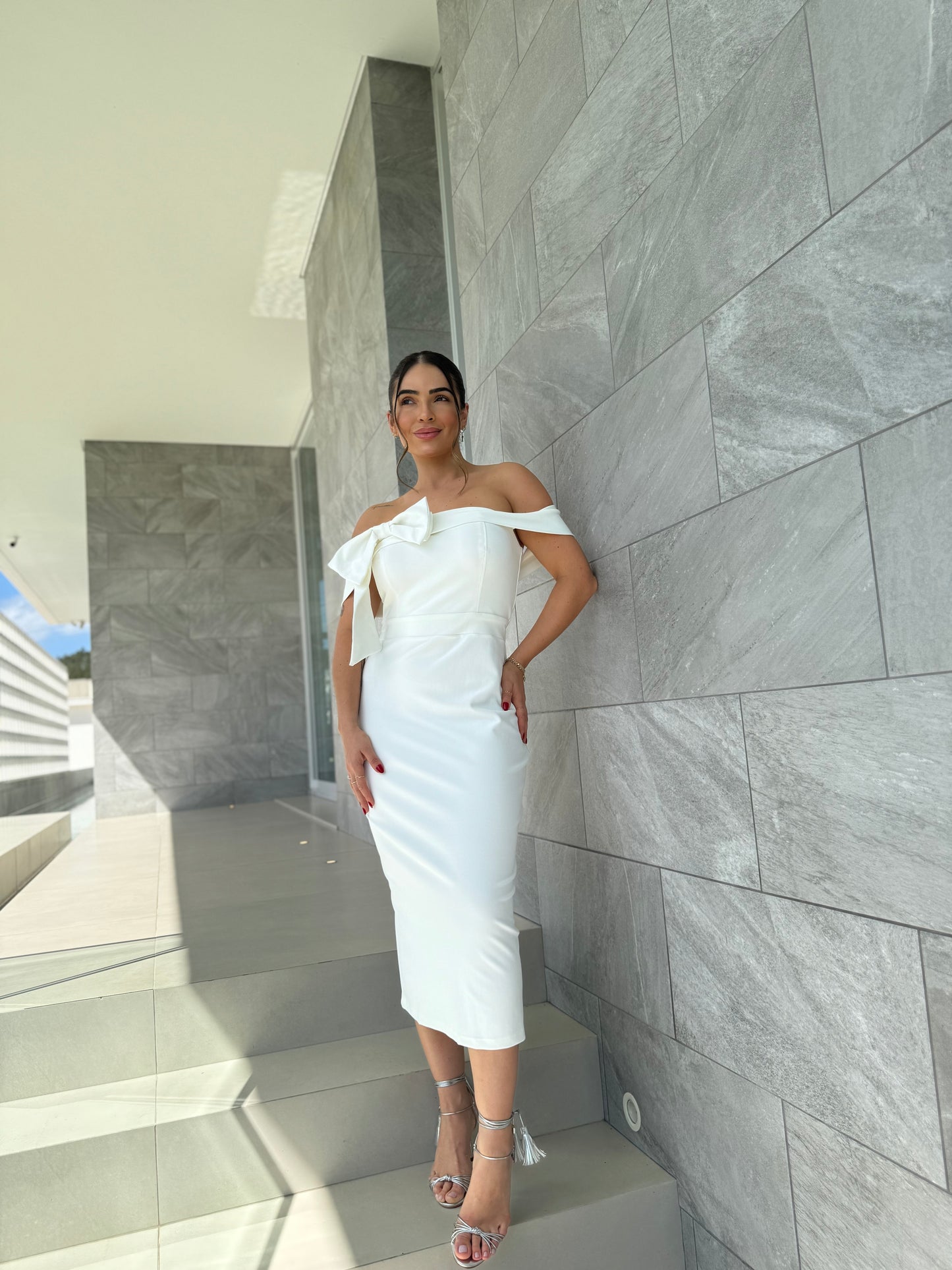 Vestido Midi Ombro a Ombro com Laço Estruturado