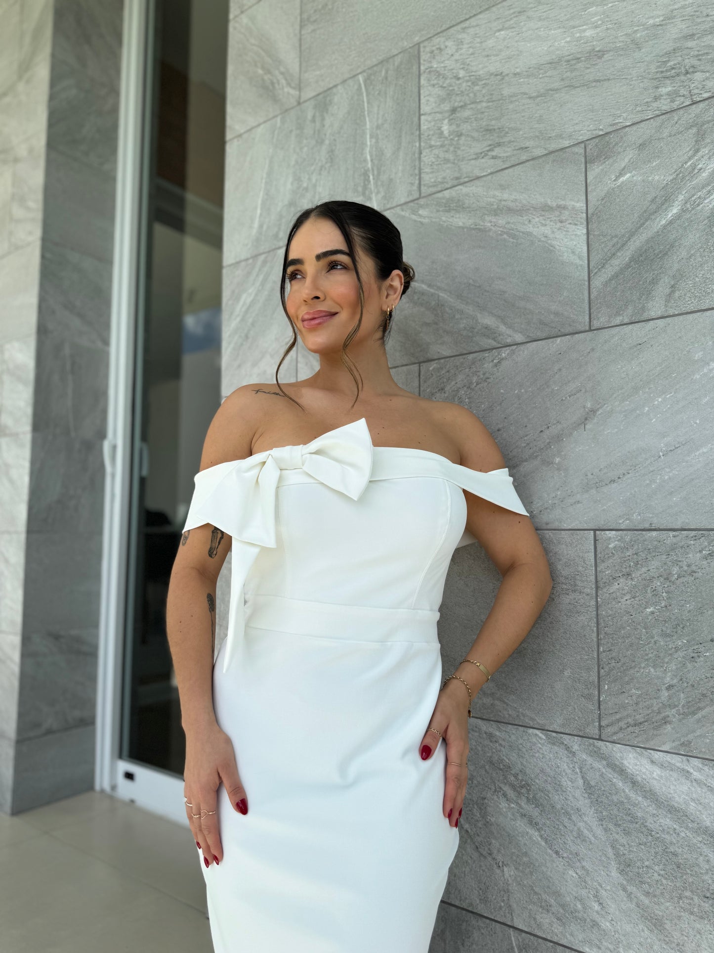 Vestido Midi Ombro a Ombro com Laço Estruturado