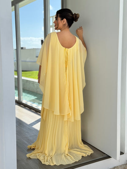 Vestido Longo com capa e Saia Plissada