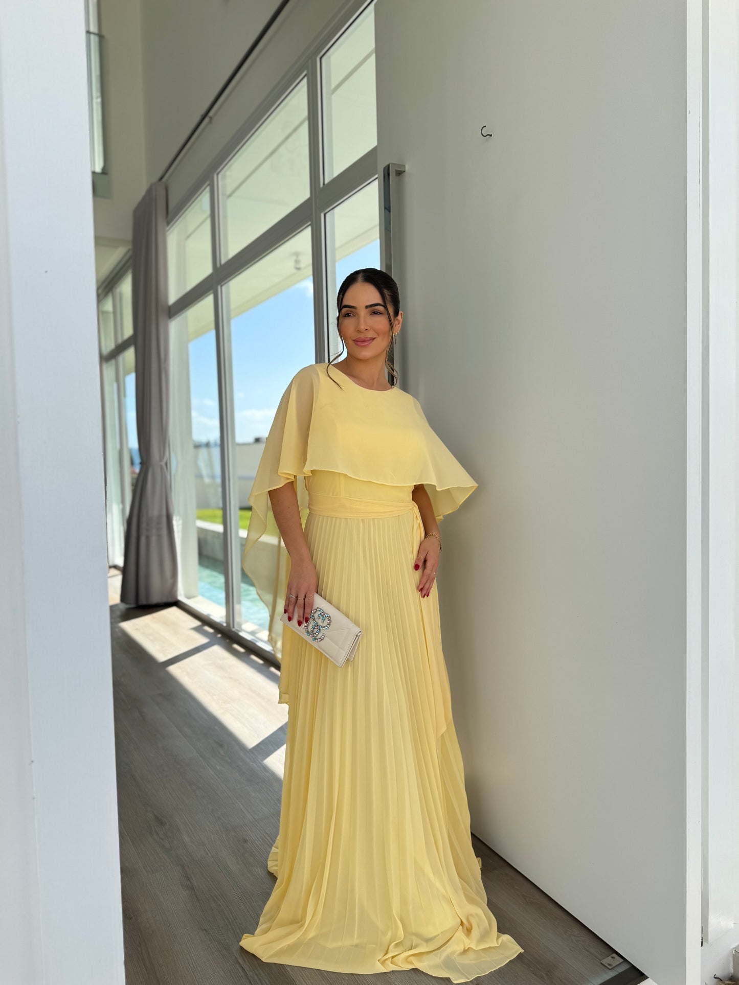 Vestido Longo com capa e Saia Plissada