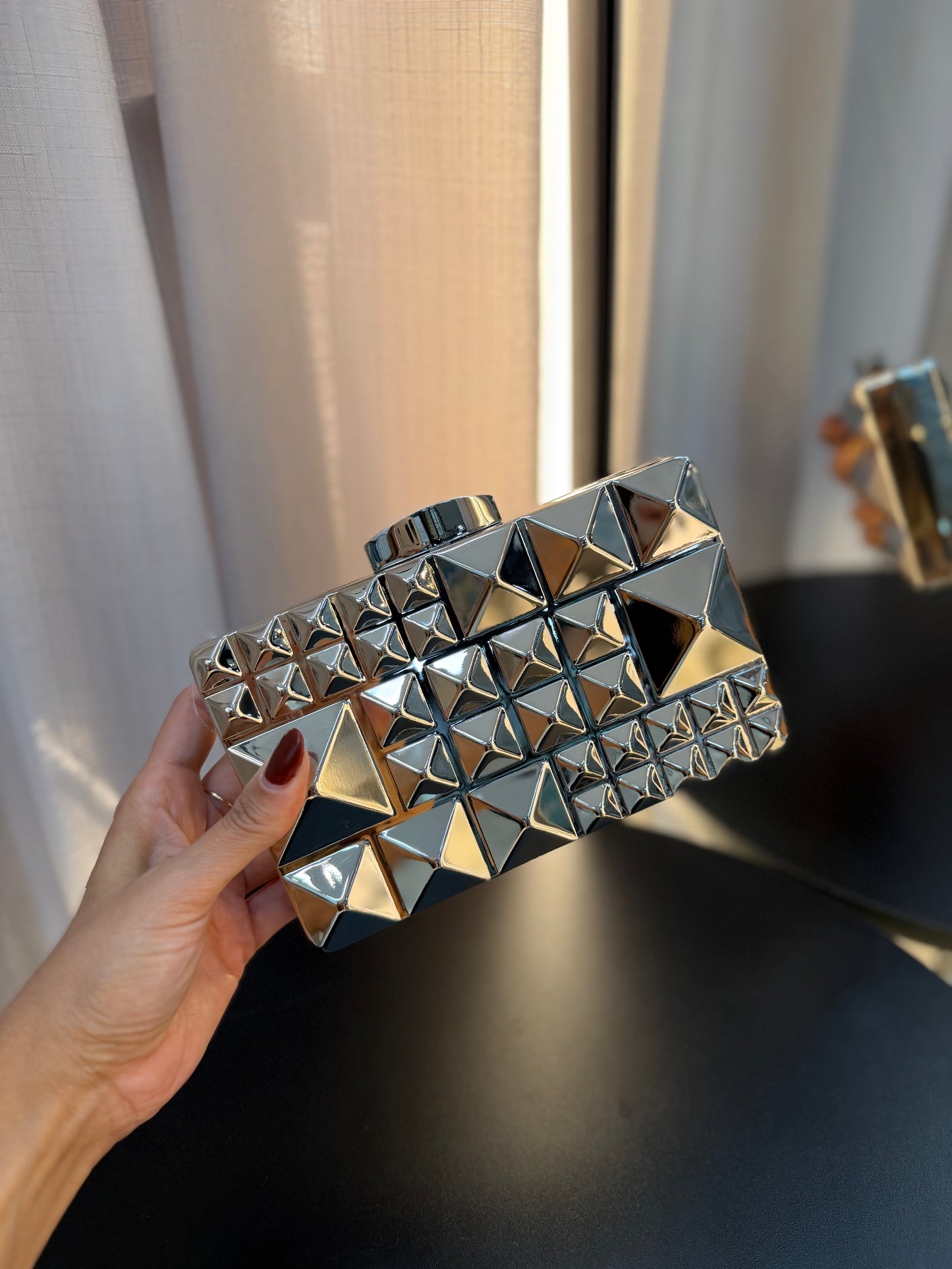 Cluth Metálica Alto-Relevo