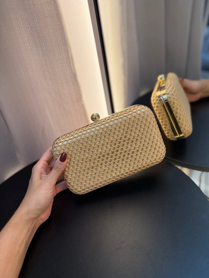 Cluth Palha com fecho dourado