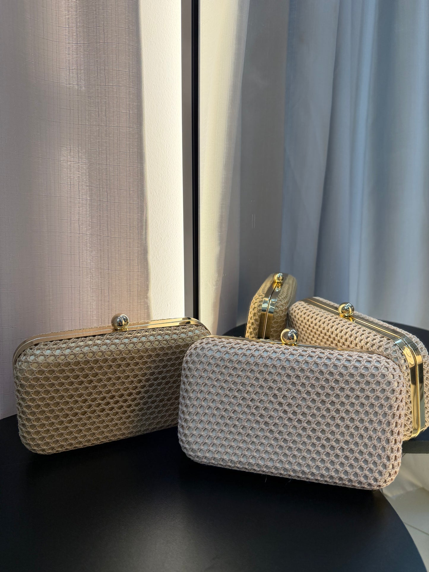 Cluth Palha com fecho dourado