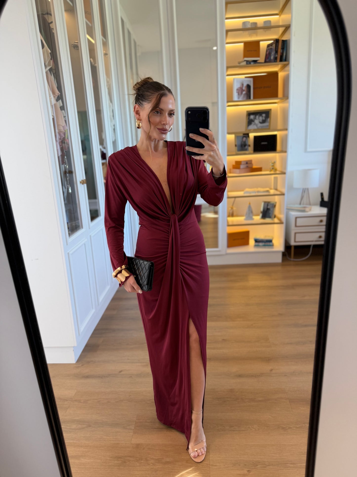 Vestido Longo Drapeado com Fenda e Decote Profundo
