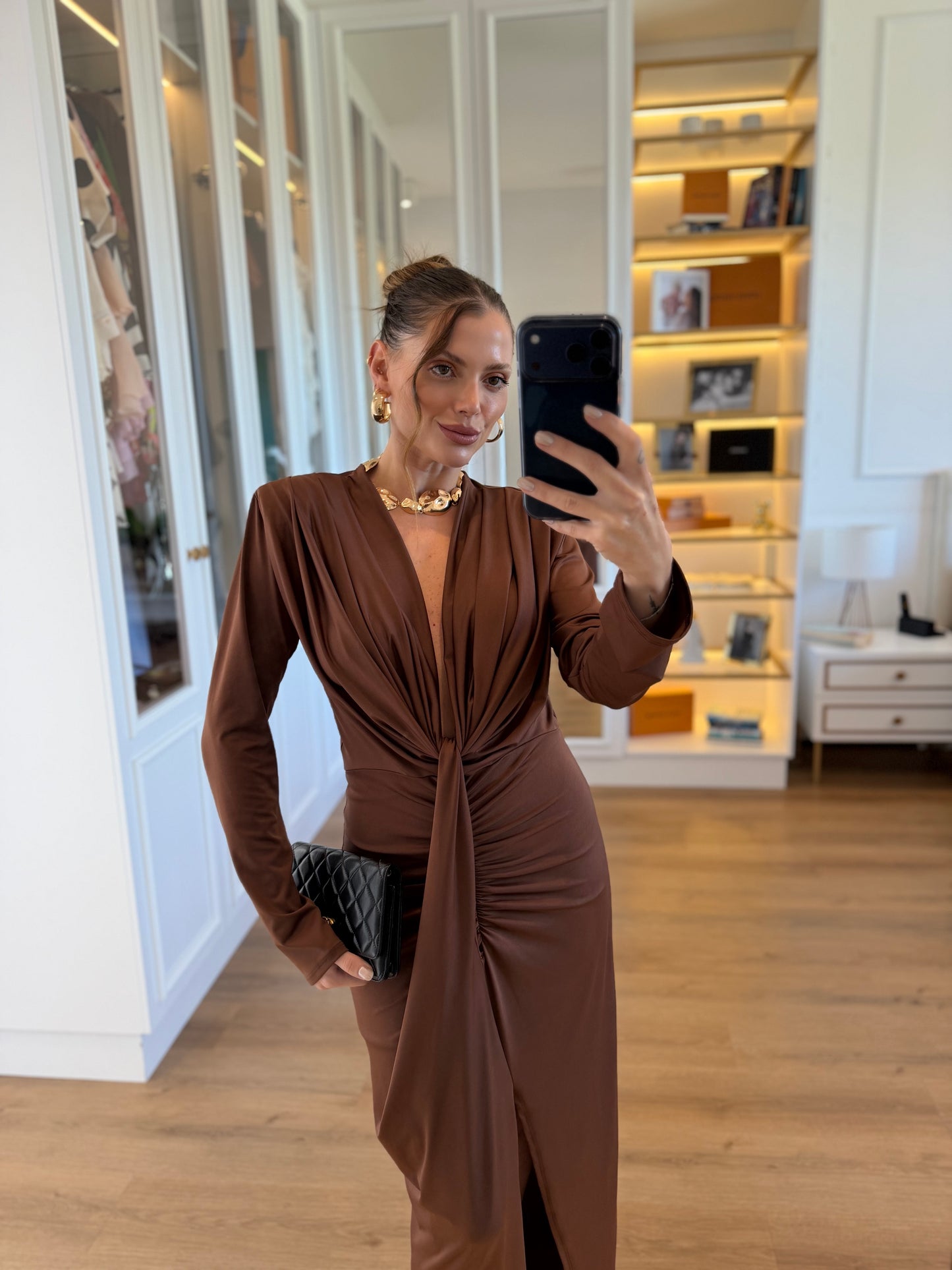 Vestido Longo Drapeado com Fenda e Decote Profundo